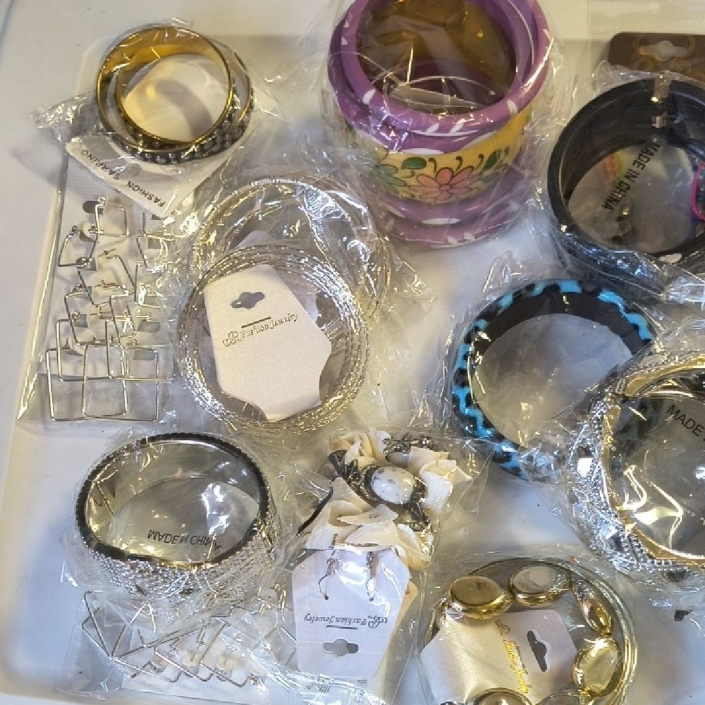 Assorted Bangle Bracelets Set - Picture 2 of 4